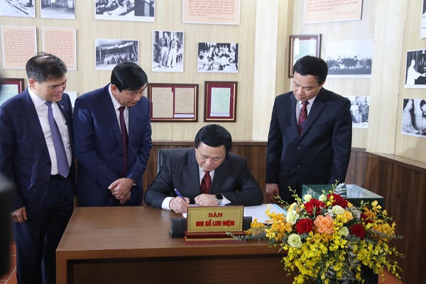 Quyền Chủ tịch nước Võ Thị Ánh Xuân dâng hương kỷ niệm 120 năm ngày sinh đồng chí Nguyễn Lương Bằng 