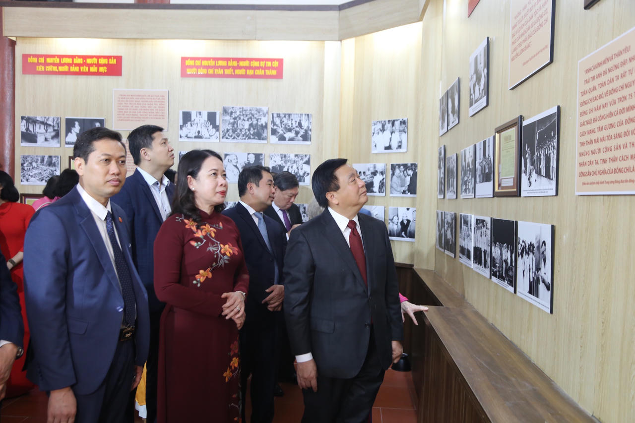 Quyền Chủ tịch nước Võ Thị Ánh Xuân dâng hương kỷ niệm 120 năm ngày sinh đồng chí Nguyễn Lương Bằng 