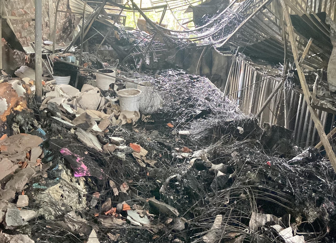 Cửa hàng bán hoa cháy dữ dội giữa đêm, một cháu bé tử vong