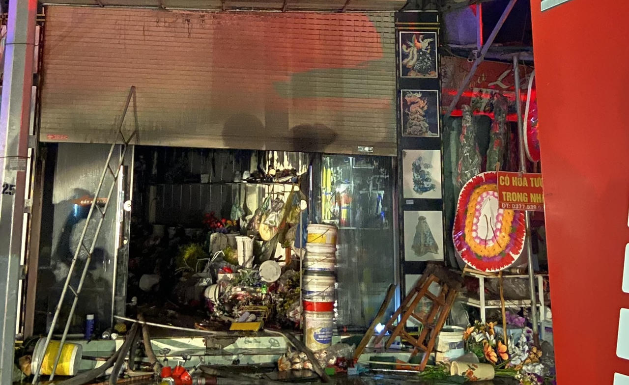 Cửa hàng bán hoa cháy dữ dội giữa đêm, một cháu bé tử vong