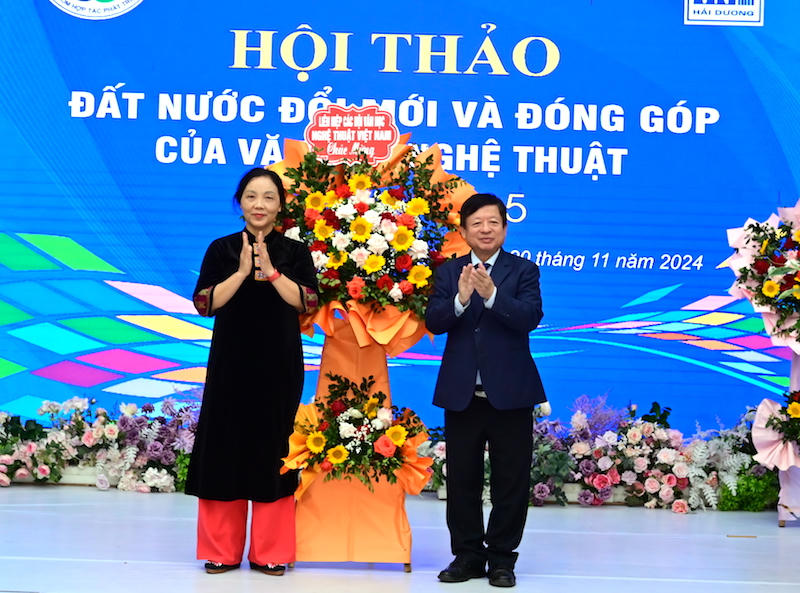 “Đất nước đổi mới và đóng góp của văn học nghệ thuật”