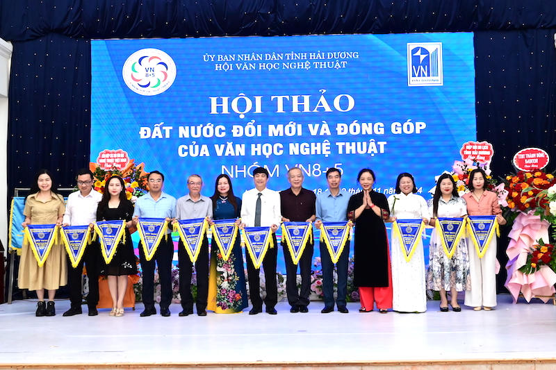 “Đất nước đổi mới và đóng góp của văn học nghệ thuật”