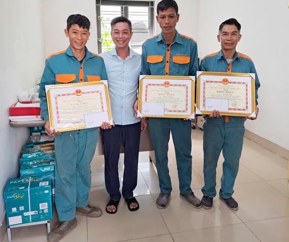 Tập thể và 10 cá nhân của công ty CP Quản lý công trình đô thị Hải Dương được khen thưởng vì thành tích trong phòng chống, khắc phục hậu quả bão số 3