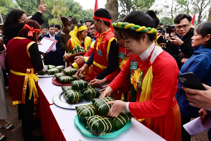 Hàng trăm nghệ nhân tham gia Hội thi bánh chưng, bánh giầy tại Lễ hội mùa Xuân Côn Sơn – Kiếp Bạc