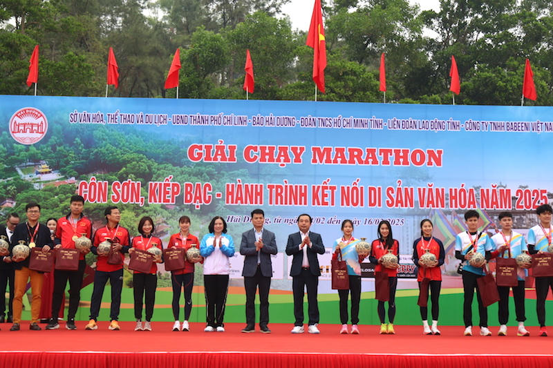 Gần 2.000 vận động viên tham gia giải chạy marathon 'Côn Sơn, Kiếp Bạc - Hành trình kết nối di sản văn hóa'