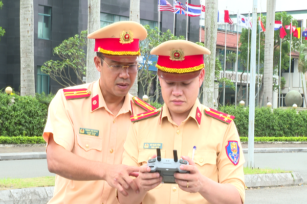 Ra quân bảo đảm an toàn giao thông cho người dân đi lại, vui chơi dịp Lễ 30/4 - 1/5