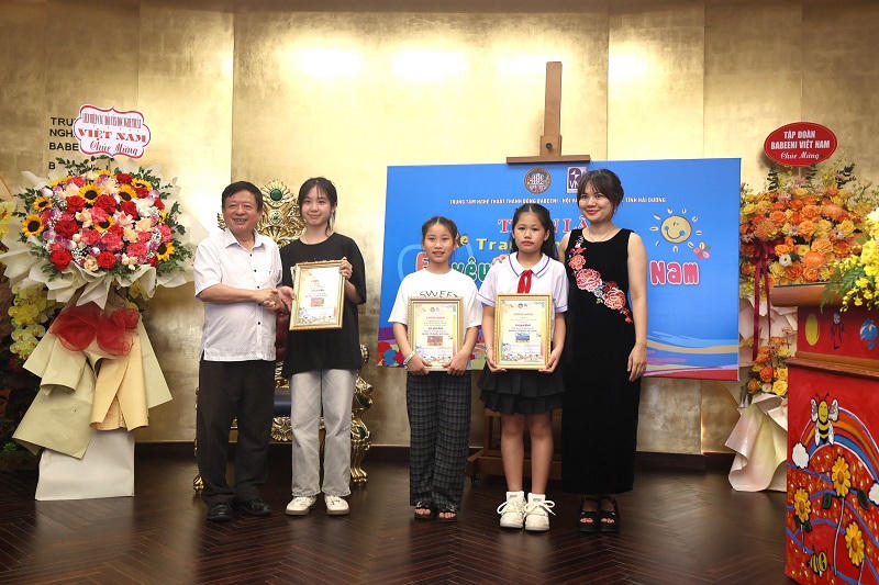 Triển lãm 'Em yêu Tổ quốc Việt Nam' tại Hải Dương