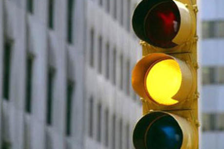 Quy định “vượt đèn vàng bị phạt ngang đèn đỏ" là không trái luật