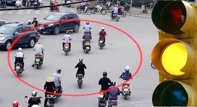 Quy định “vượt đèn vàng bị phạt ngang đèn đỏ" là không trái luật