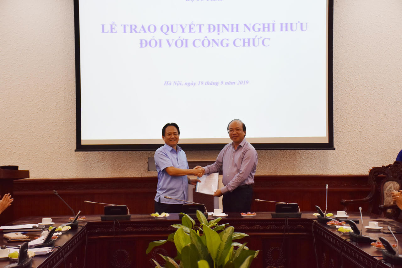 Trao Quyết định nghỉ hưu cho Phó Tổng Biên tập thường trực Báo Pháp luật Việt Nam