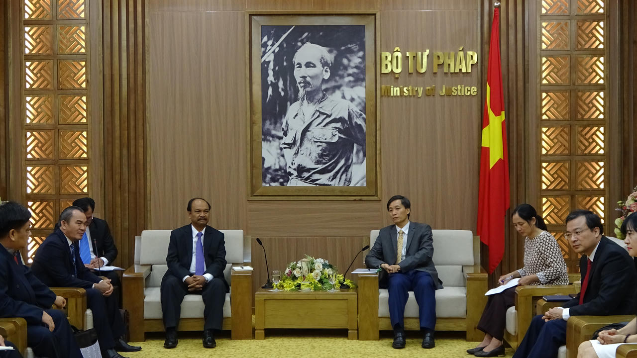 Chia sẻ kinh nghiệm xây dựng pháp luật với đoàn cán bộ Lào