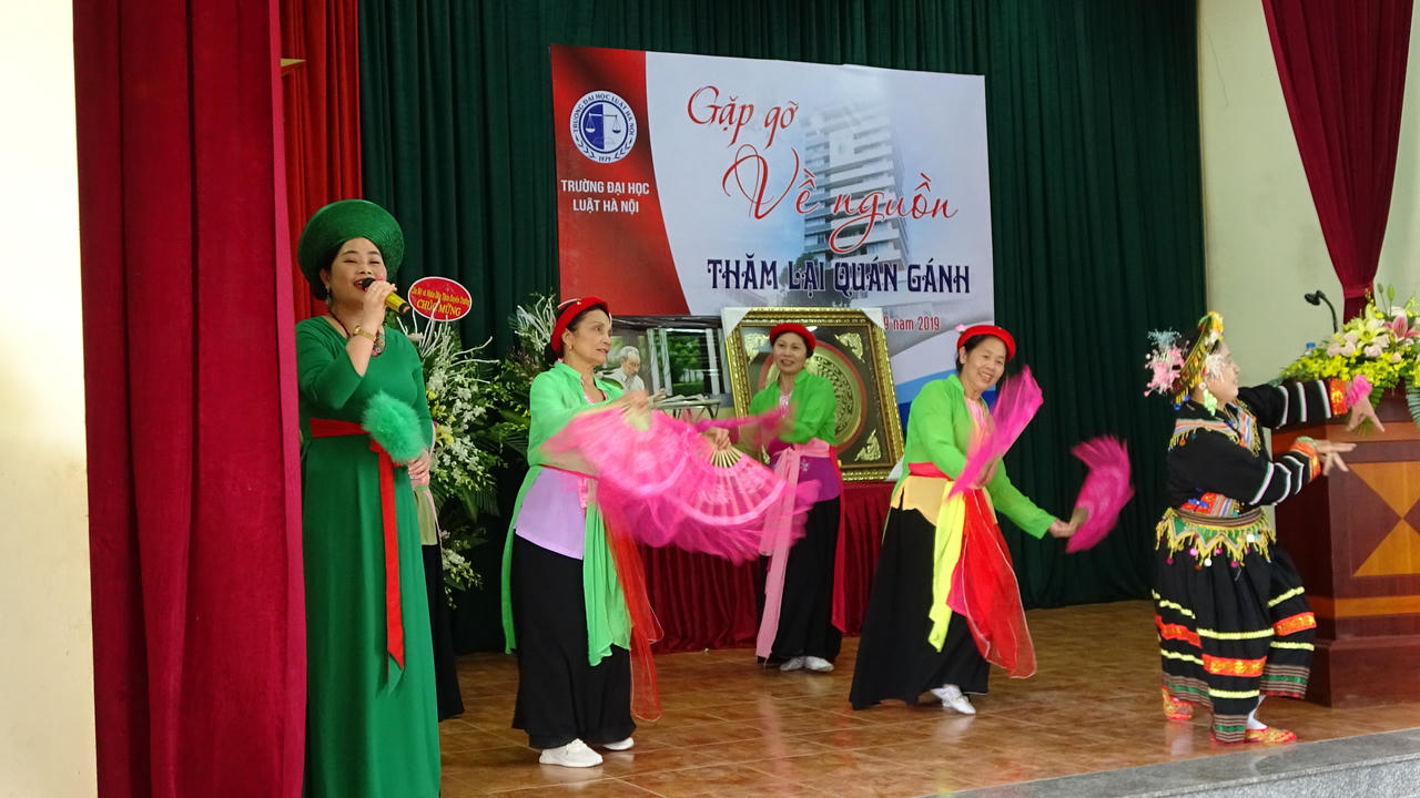  Trường Đại học Luật Hà Nội “Gặp gỡ về nguồn thăm lại Quán Gánh”
