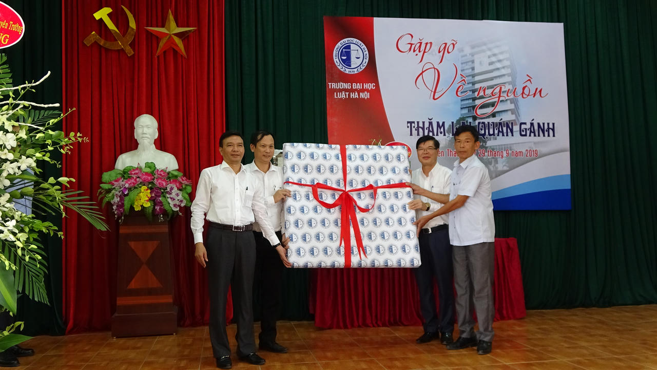  Trường Đại học Luật Hà Nội “Gặp gỡ về nguồn thăm lại Quán Gánh”