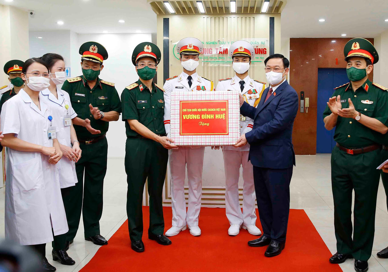 Chủ tịch Quốc hội đề nghị đẩy nhanh tiến độ sản xuất vaccine NanoCovax