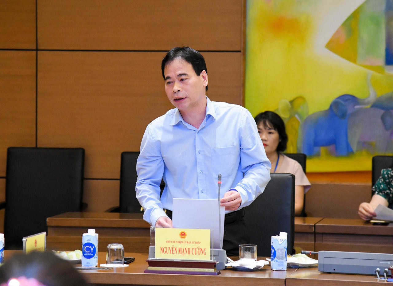 Đại biểu Quốc hội rơi nước mắt chứng kiến công nhân chống dịch ‘3 tại chỗ’