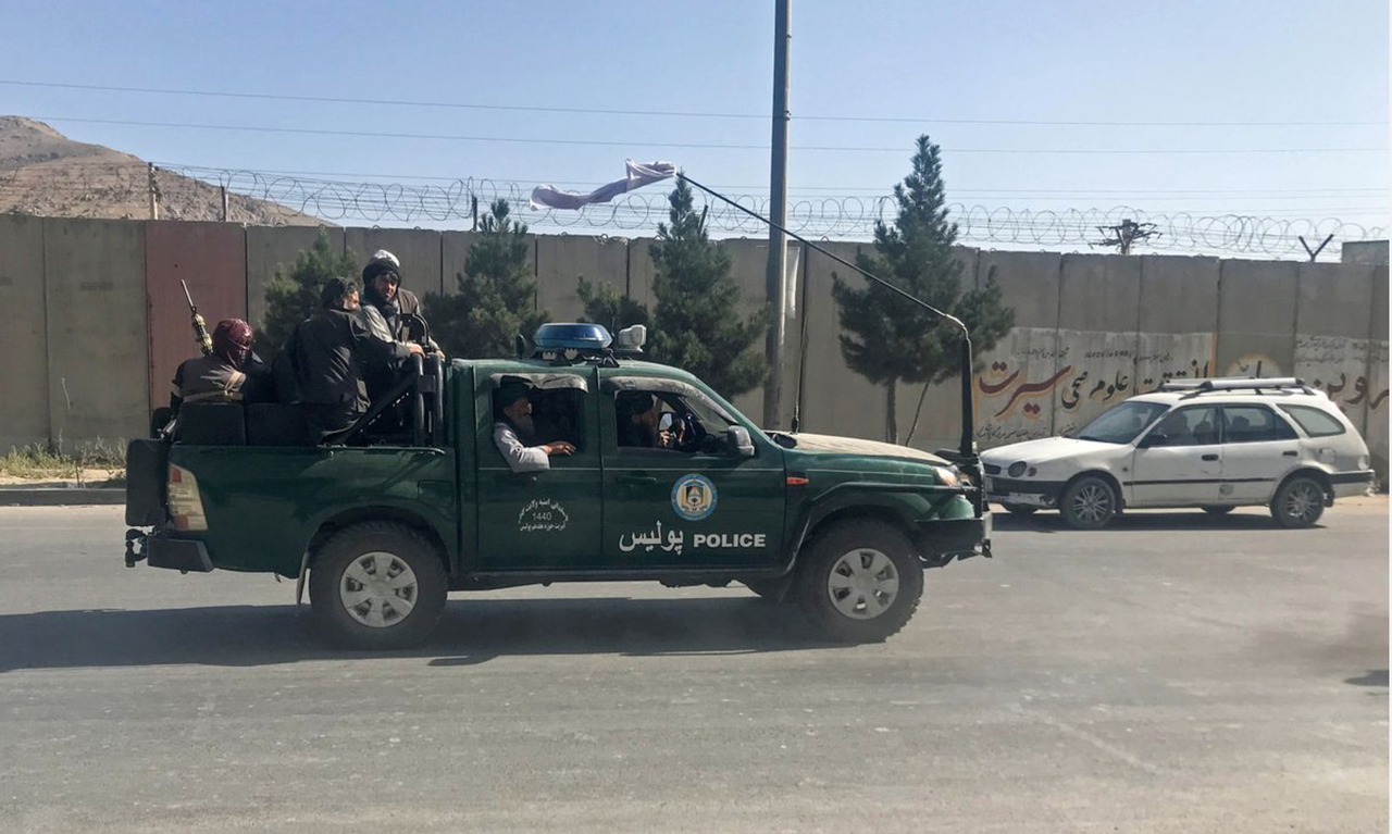 Người dân tháo chạy ra sân bay, quán xá đóng cửa im lìm tại thủ đô Kabul