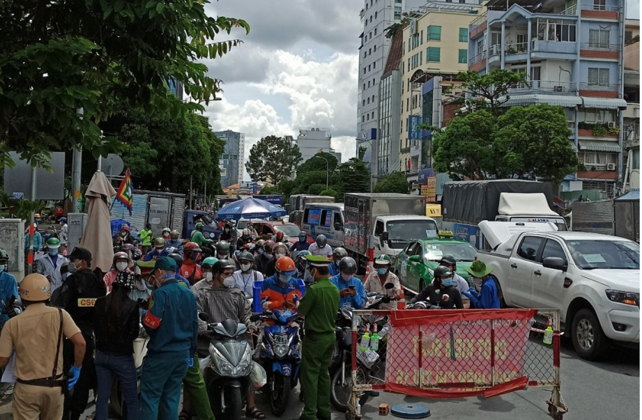 Người dân có thể khai báo di biến động trước và trình mã QR tại các chốt kiểm soát