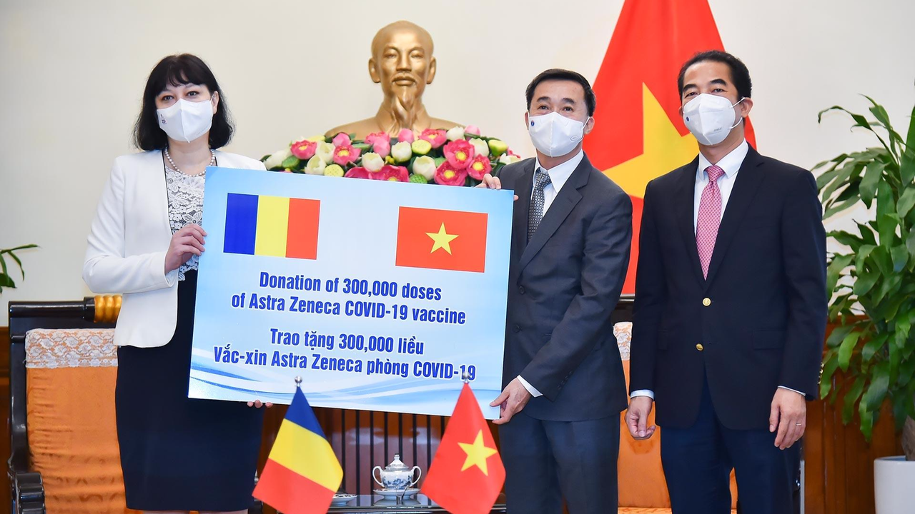 Tiếp nhận 300 nghìn liều vaccine AstraZeneca Chính phủ Romania tặng cho Việt Nam