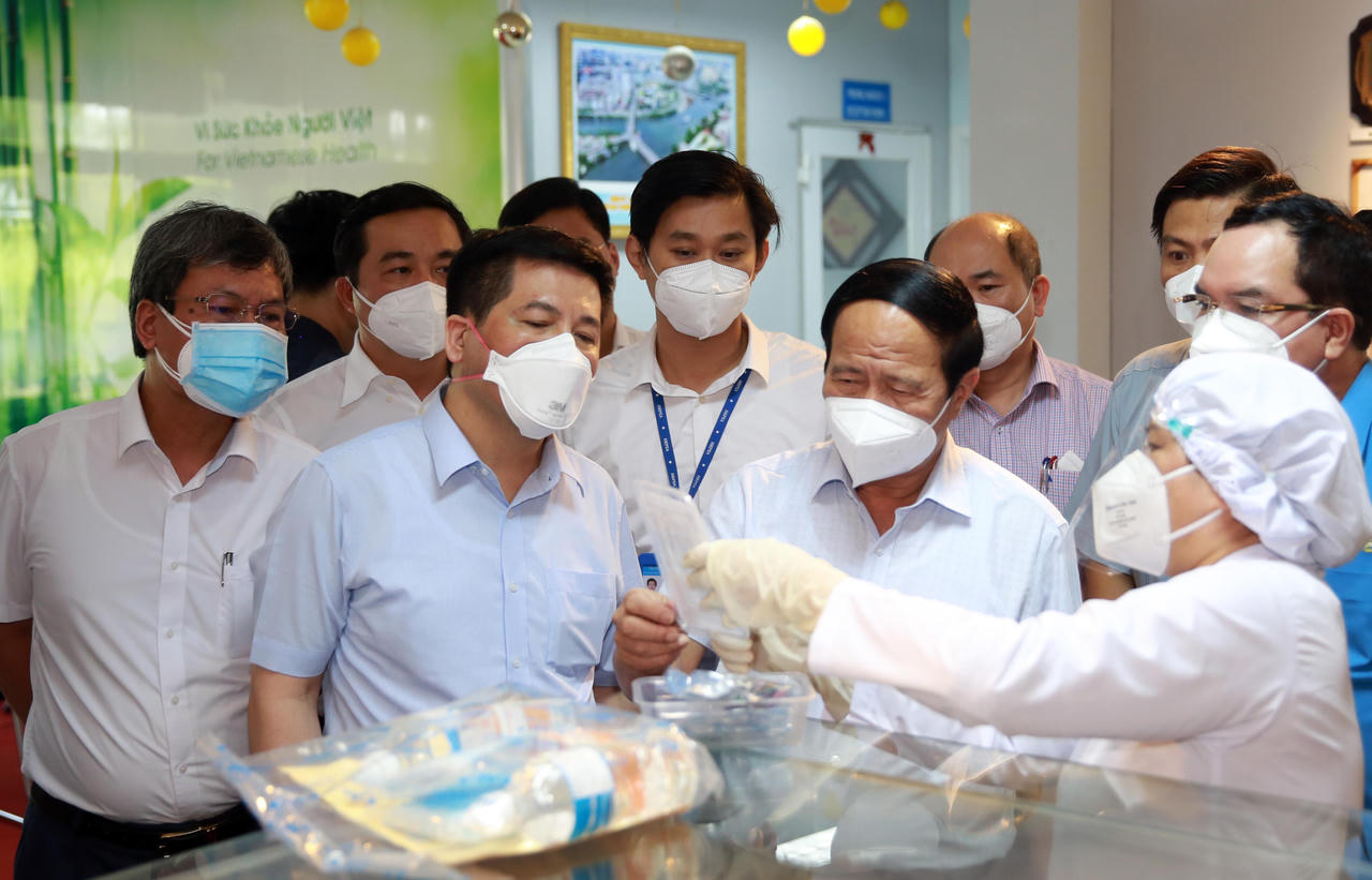 Phấn đấu từng bước mở lại các hoạt động sản xuất, kinh doanh bên trong thành phố