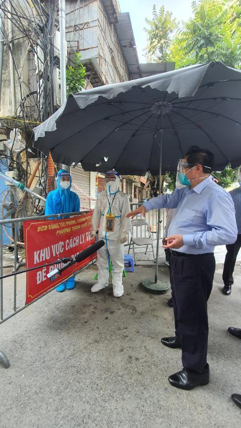 Thủ tướng ‘thị sát’ đột xuất điểm dịch nóng nhất Hà Nội