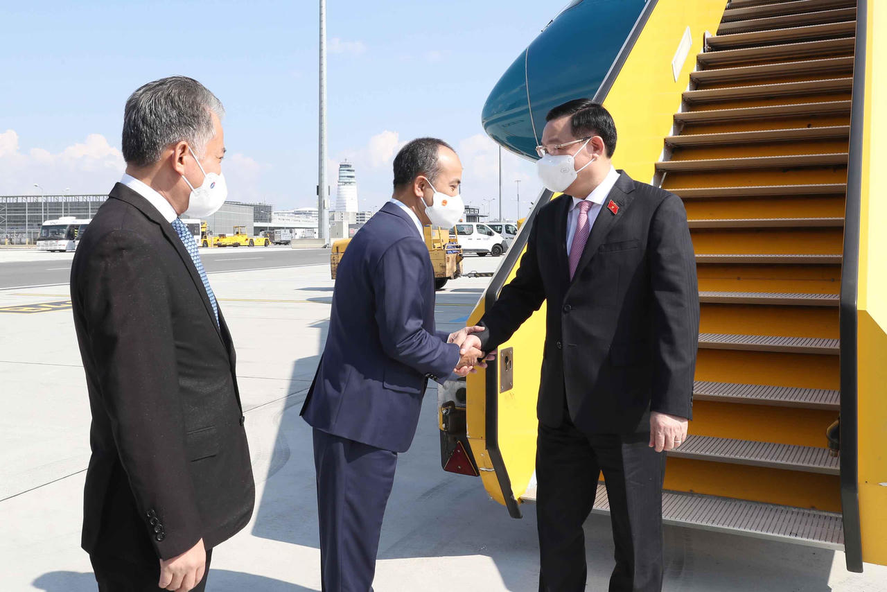 Chủ tịch Quốc hội đến Áo, bắt đầu tham dự Hội nghị các Chủ tịch Quốc hội Thế giới