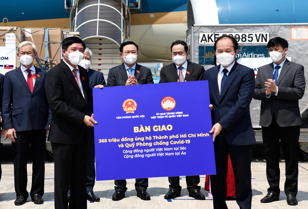 Bàn giao vật tư y tế chống dịch trị giá hơn 1.000 tỷ đồng