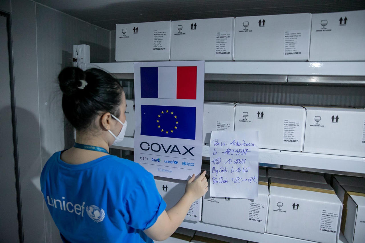 Tiếp nhận 1,5 triệu liều vaccine phòng COVID-19 do Pháp và Italia trao tặng