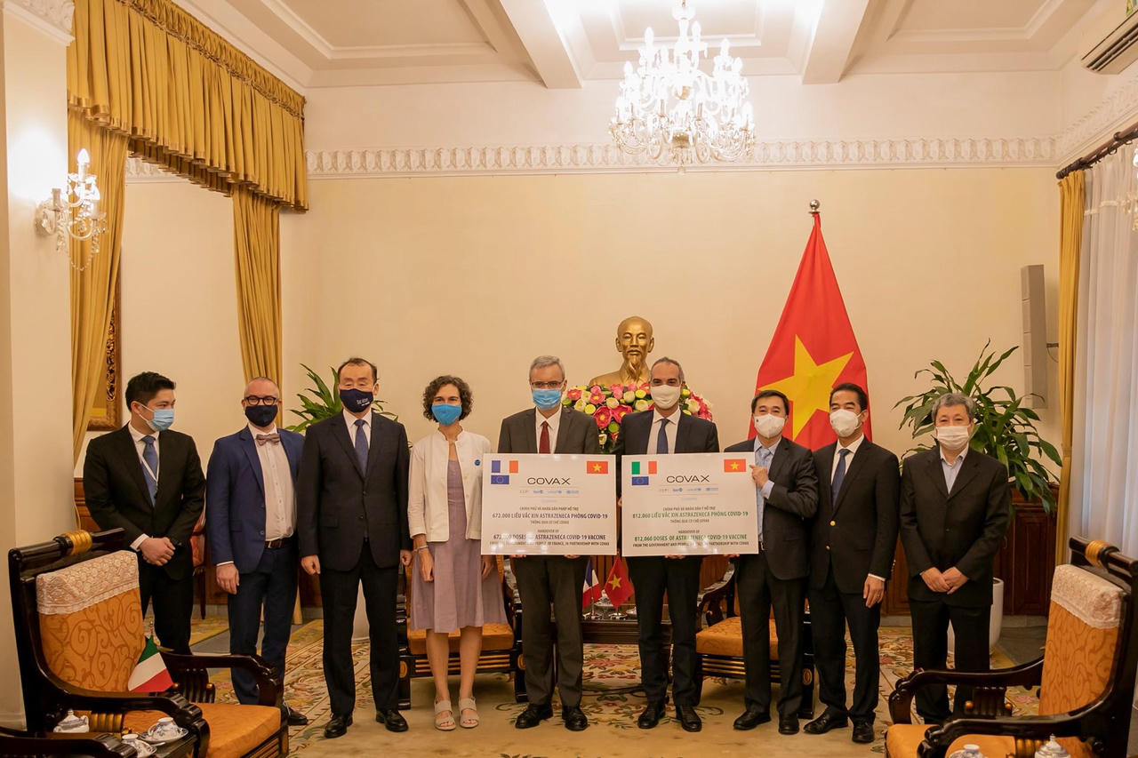 Tiếp nhận 1,5 triệu liều vaccine phòng COVID-19 do Pháp và Italia trao tặng