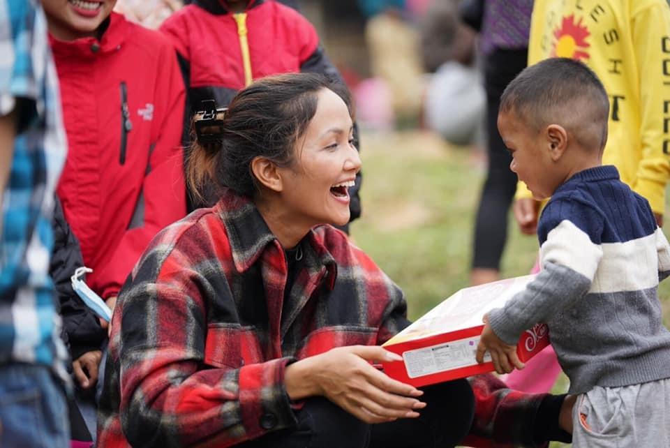 Hoa hậu H’Hen Niê – 'Viên ngọc trai đen' yêu thiện nguyện