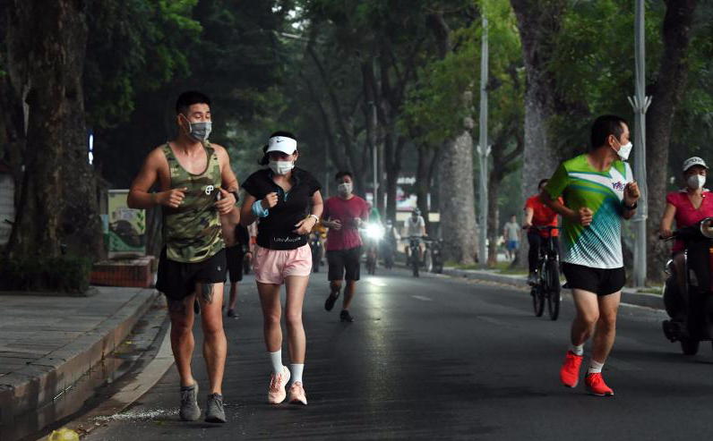 Hà Nội thận trọng mở cửa từng bước để đạt ‘mục tiêu kép’