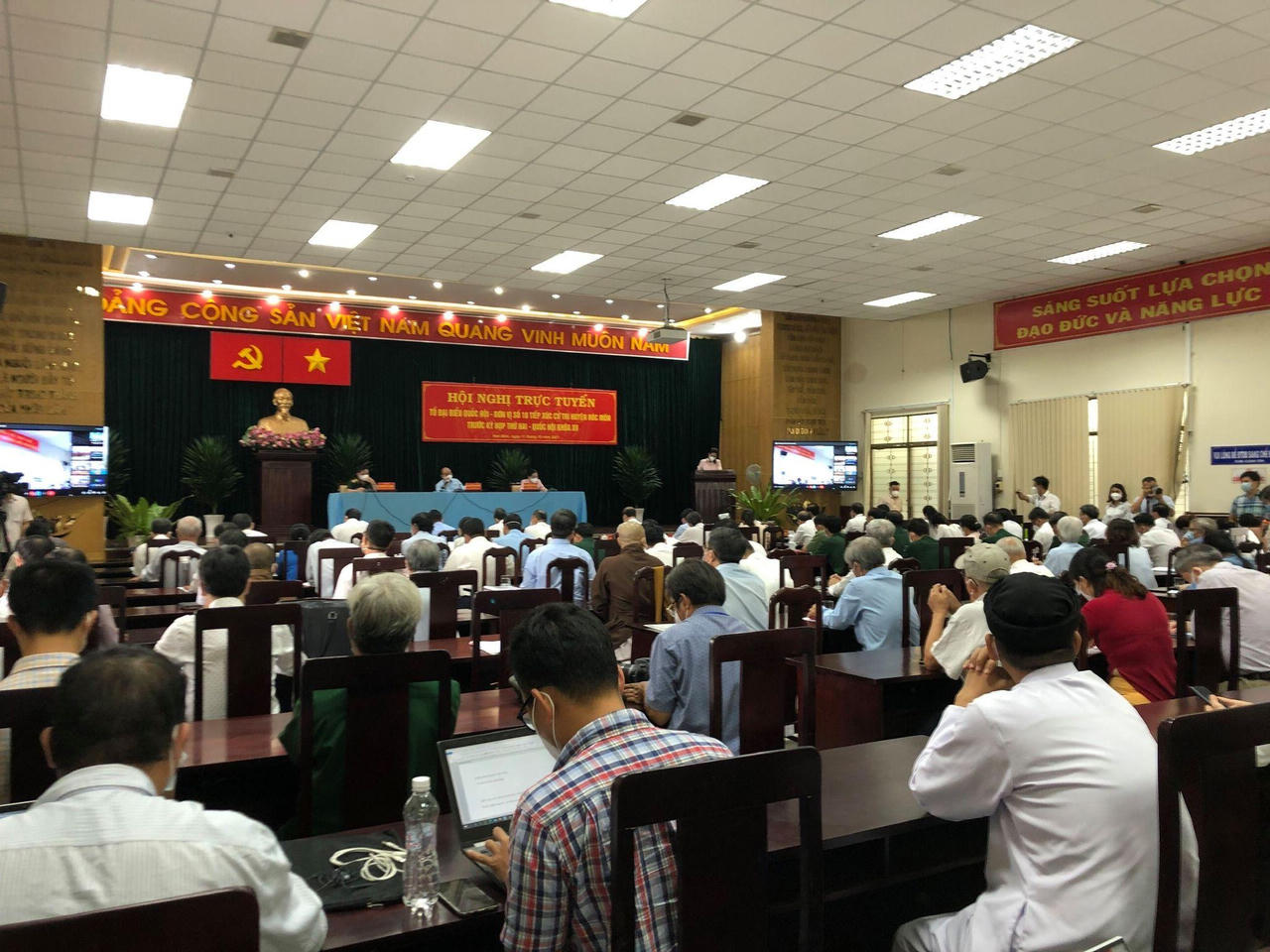 Chủ tịch nước: "Pháo đài chống dịch không phải là “ngăn sông cấm chợ”