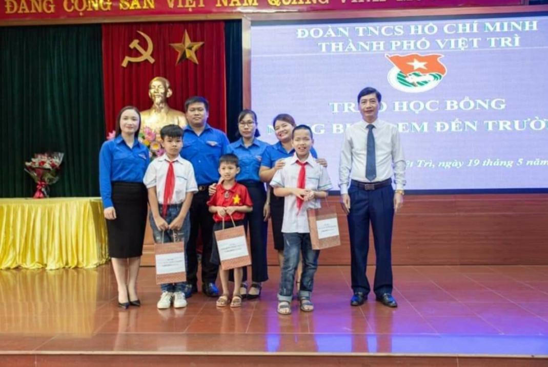 Người ươm mầm ‘hạt giống đỏ’ trên quê hương đất Tổ