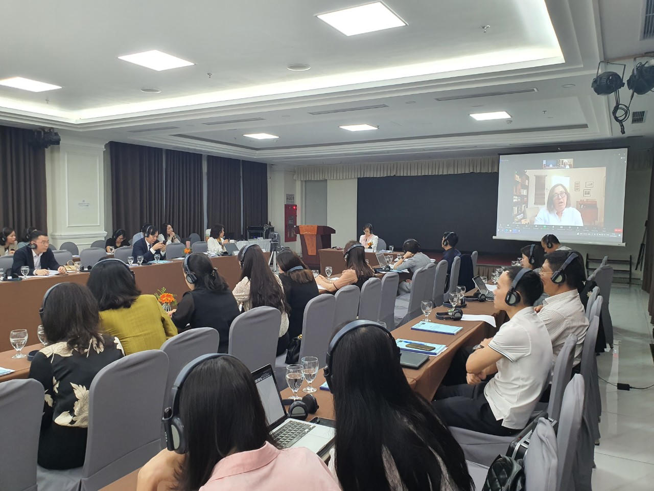 Tham vấn hoàn thiện pháp luật về bảo vệ trẻ em