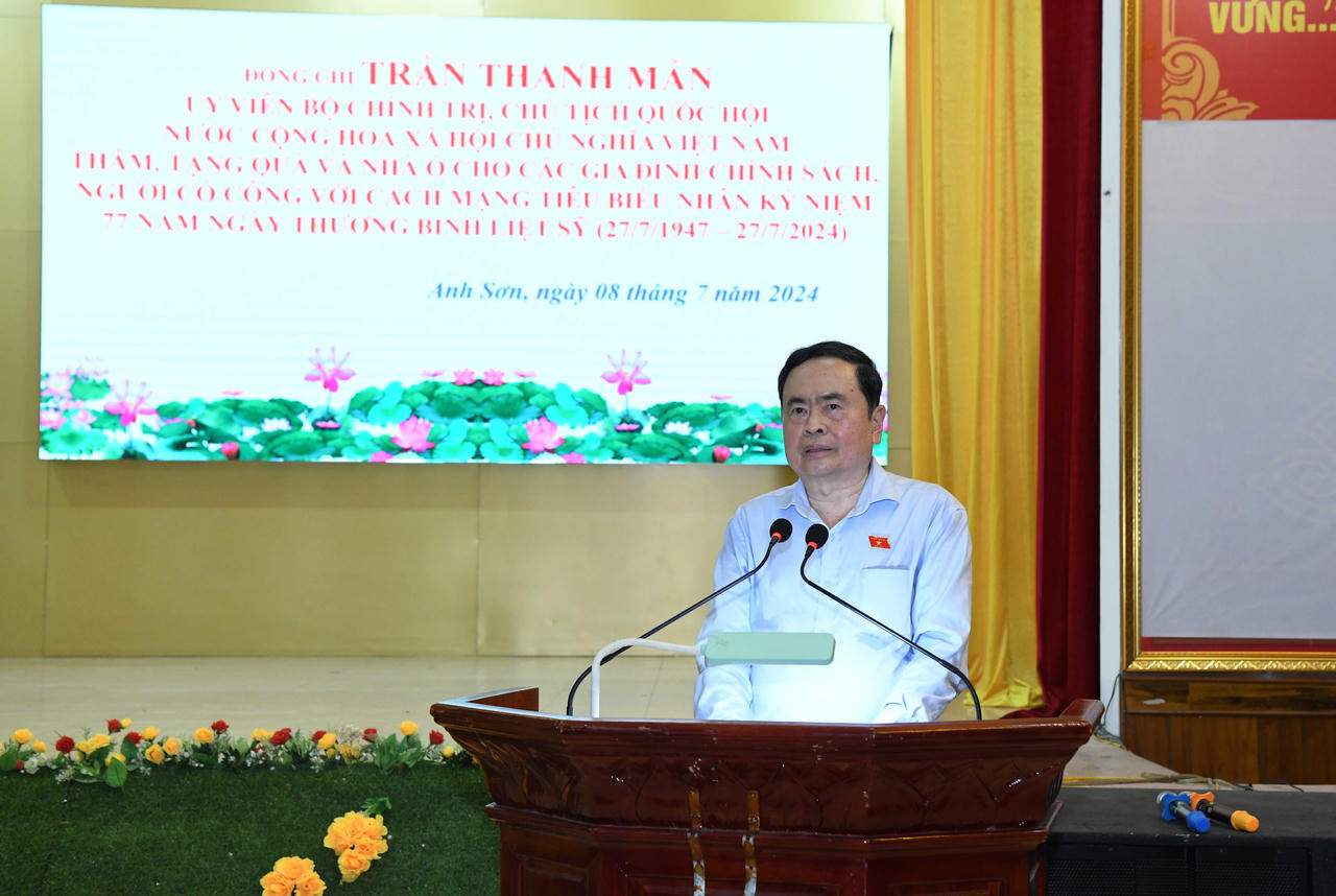 Chủ tịch Quốc hội dâng hương tưởng nhớ Chủ tịch Hồ Chí Minh và tri ân anh hùng liệt sĩ tại Nghệ An