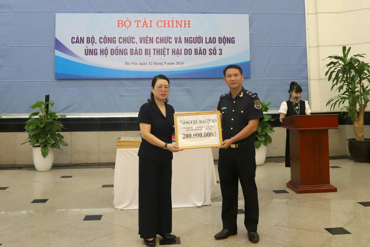 Tổng cục Hải quan ủng hộ hơn 859 triệu đến đồng bào bị thiệt hại do bão số 3