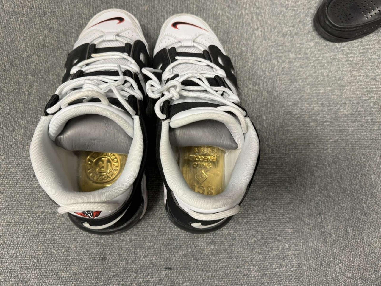 Hải quan Nội Bài phát hiện 3kg vàng ‘giấu’ trong vùng kín và đế giày 