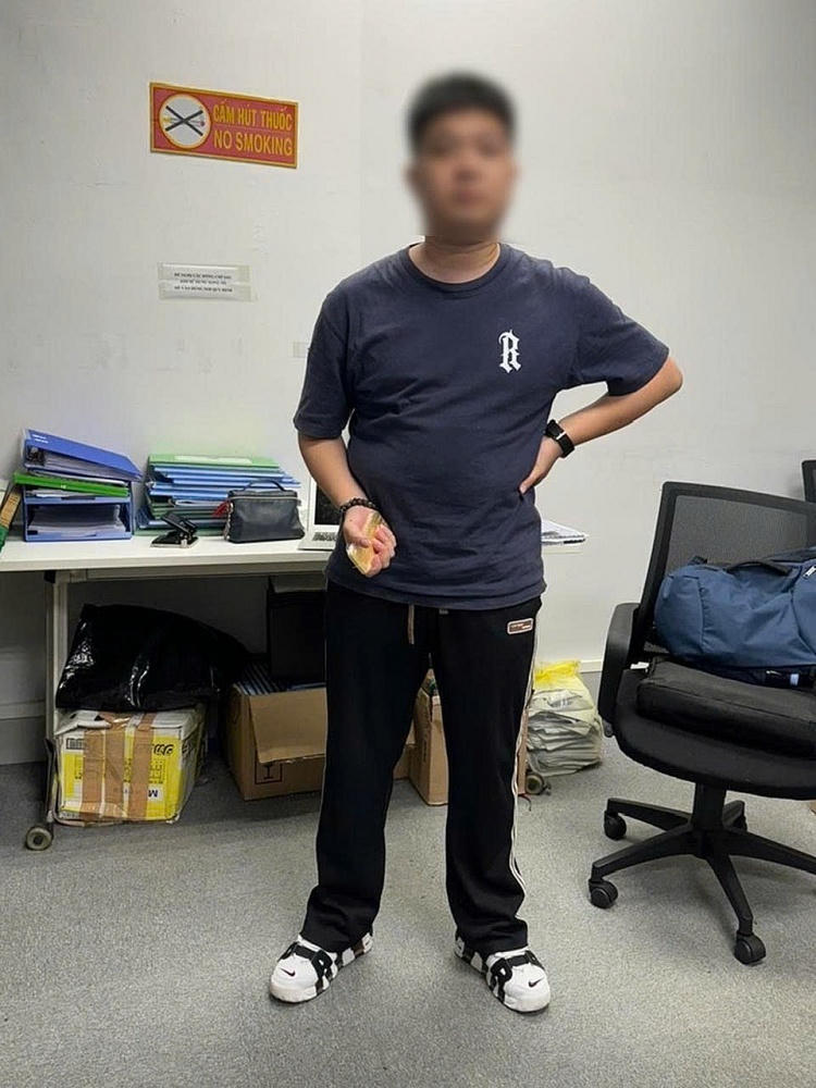 Hải quan Nội Bài phát hiện 3kg vàng ‘giấu’ trong vùng kín và đế giày 