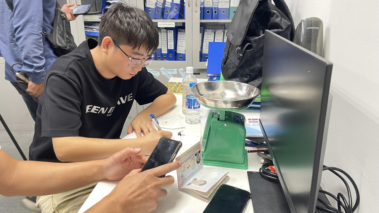 Người nước ngoài giấu trong người 7 miếng vàng khi nhập cảnh tại Nội Bài