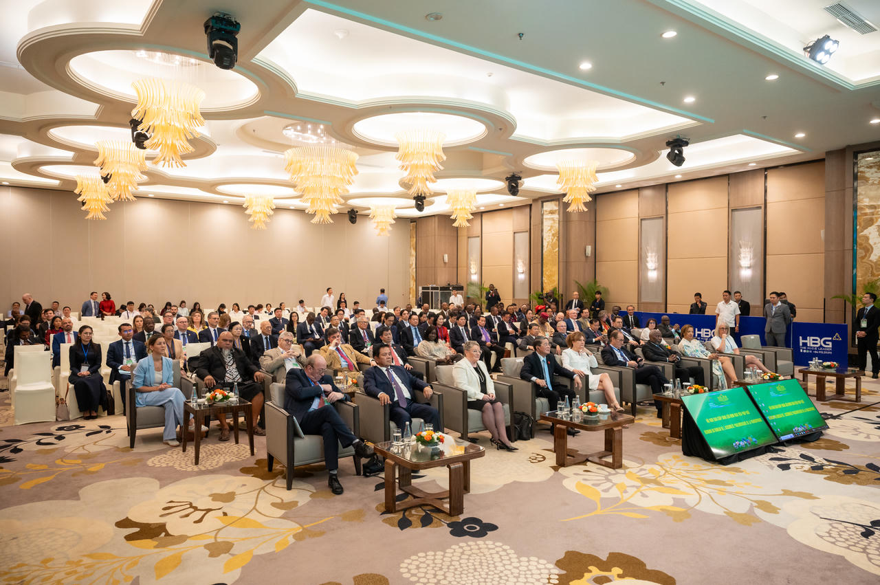 Cùng xây dựng và bảo vệ một thế giới đoàn kết, hòa bình