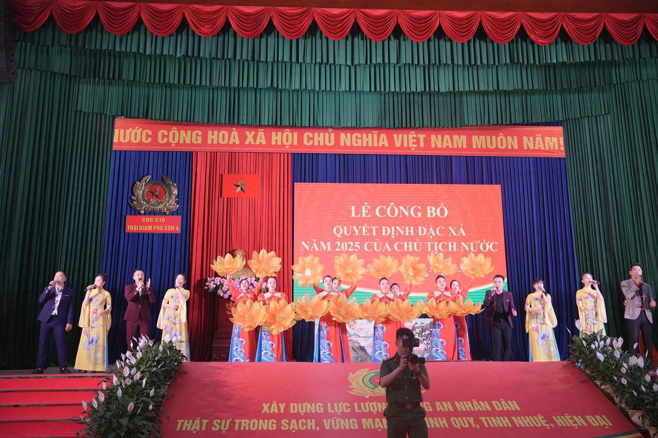 Công bố quyết định đặc xá năm 2025 cho 243 phạm nhân tại Trại giam Phú Sơn 4