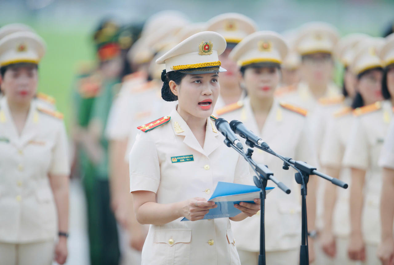 Đoàn Phụ nữ Công an tiêu biểu báo công dâng Bác