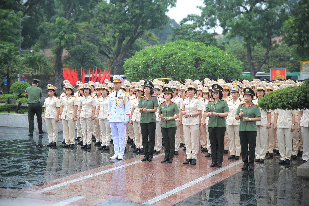 Đoàn Phụ nữ Công an tiêu biểu báo công dâng Bác