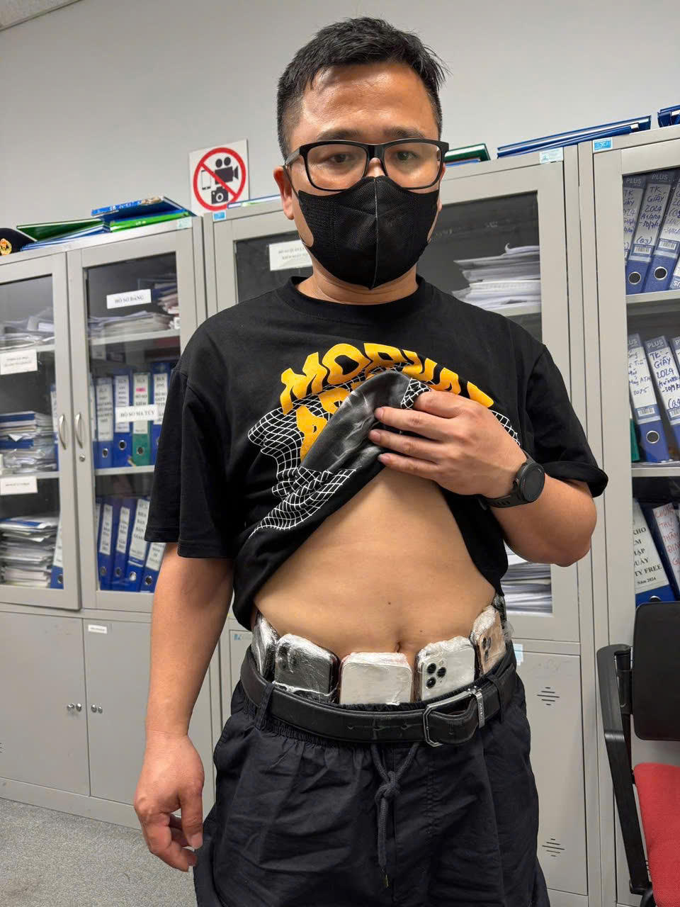 Hải quan Nội Bài phát hiện đối tượng giấu trong người 64 điện thoại