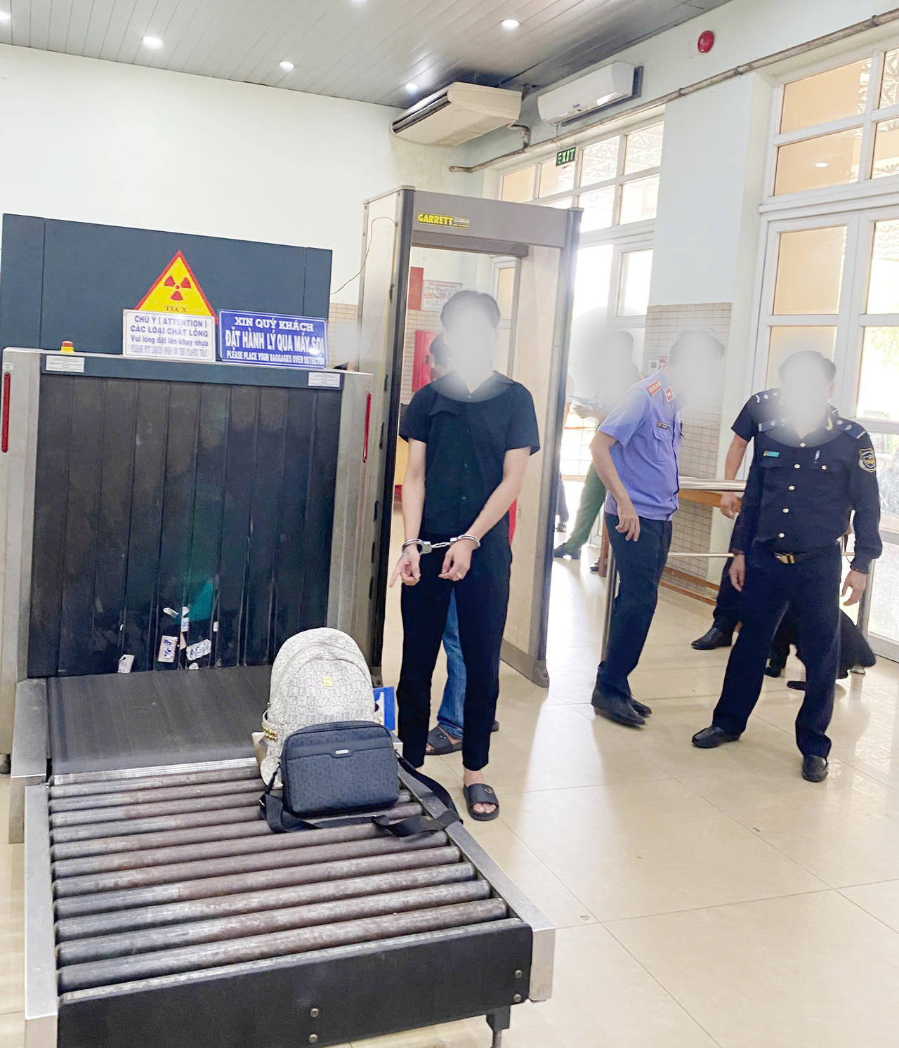 Hải quan Mộc Bài bắt giữ gần 2kg ma túy giấu trong ba lô hành lý