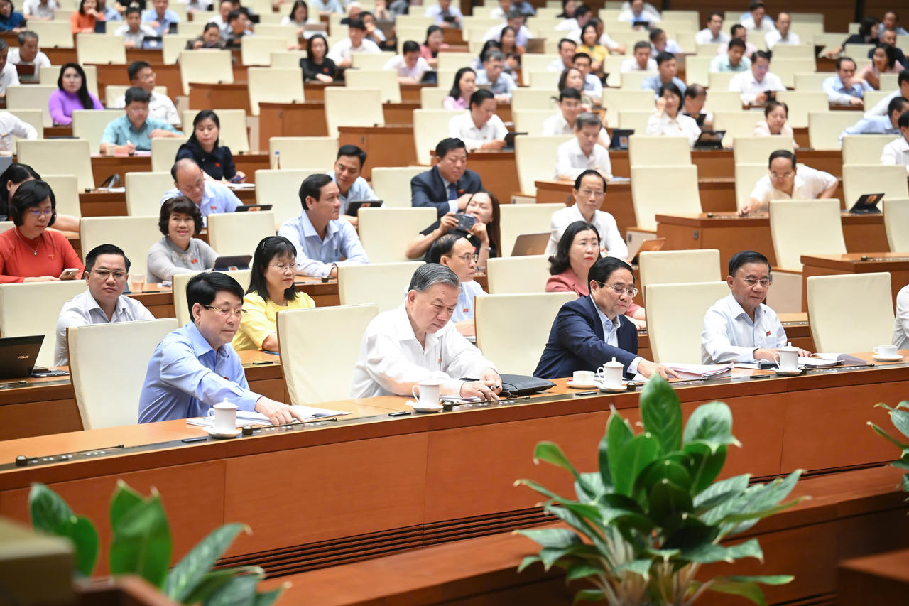 Thông qua Nghị quyết sửa đổi 5 điều của Hiến pháp năm 2013