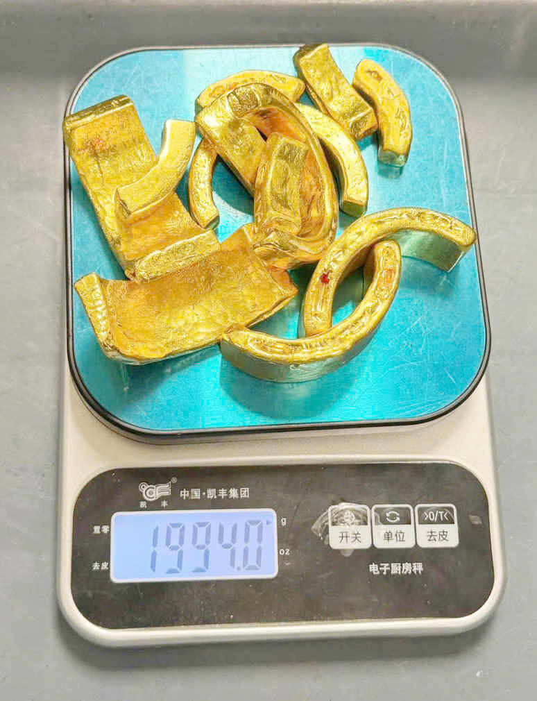 Bắt giữ đối tượng giấu gần 2kg nghi là vàng trong máy ảnh