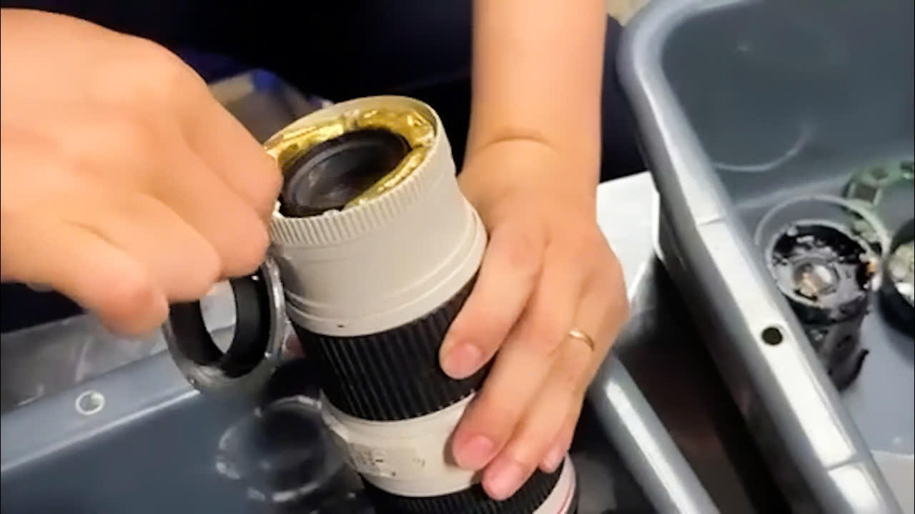 Bắt giữ đối tượng giấu gần 2kg nghi là vàng trong máy ảnh