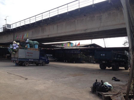 Hà Nội: Dân ngang nhiên xâm phạm hành lang bảo vệ cầu, chính quyền vô can?