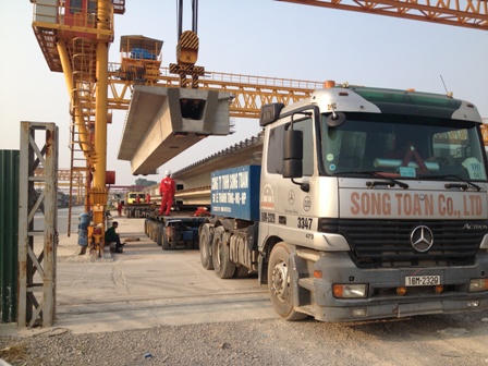 Choáng ngợp trước hình ảnh vận chuyển dầm bê tông “khổng lồ” lớn nhất Việt Nam 