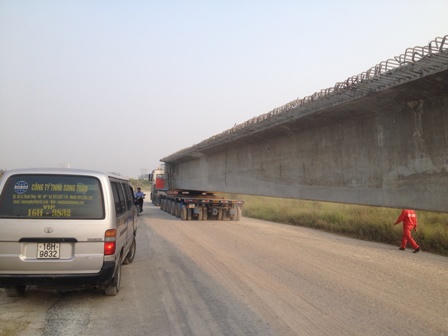 Choáng ngợp trước hình ảnh vận chuyển dầm bê tông “khổng lồ” lớn nhất Việt Nam 